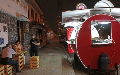 Gastronomía. En La Garzota hay un food truck que ofrece fritada cuencana.