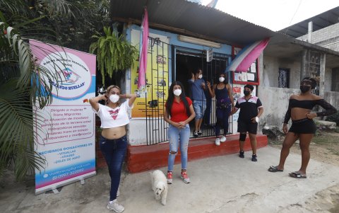 Las mujeres de la casa da acogida recaudan recursos con autogestión.