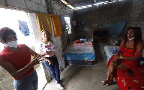 Las jóvenes también comparten los quehaceres de la casa.