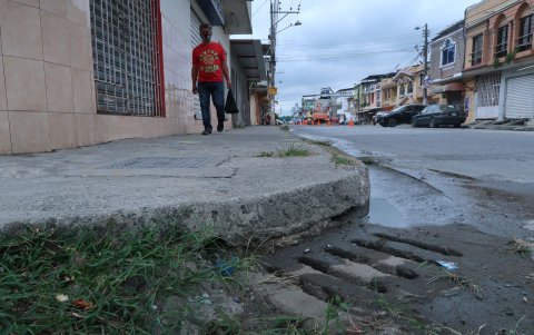 Regeneración. Para los residentes, las aceras, las peatonales y las alcantarillas del barrio, son una deuda municipal pendiente. Todas están en mal estado.