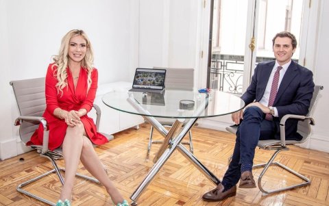 Estupenda y moderna en su reunión con  Albert Rivera, , quien en julio de 2015 fue elegido candidato del partido a la presidencia del gobierno y se retiró de la política en 2019.