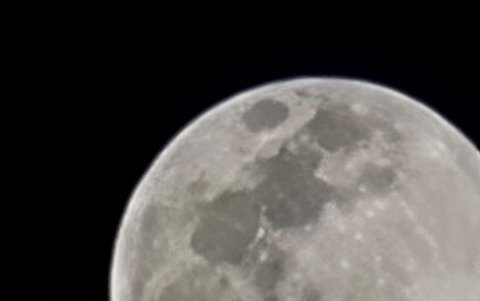 Así luce la luce la luna con zoom 100 x.