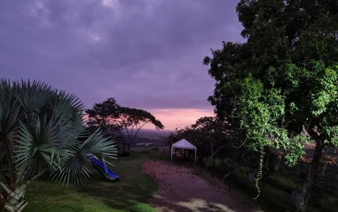 Foto tomada desde el Hillary Resort, mientras se oculta el sol.