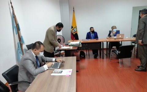 En el juicio de Actemra, el fiscal César Suárez (i) concluyó con la exposición de la prueba para la acusación de procesados.