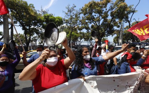 Ollas y sartenes vacíos hicieron sonar los docentes durante una marcha hacia la Gobernación del Guayas.