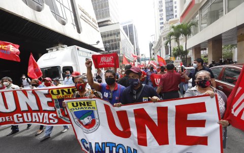 Los maestros de la provincia de Guayas recorrieron varias calles del centro de Guayaquil, durante una jornada de protesta.