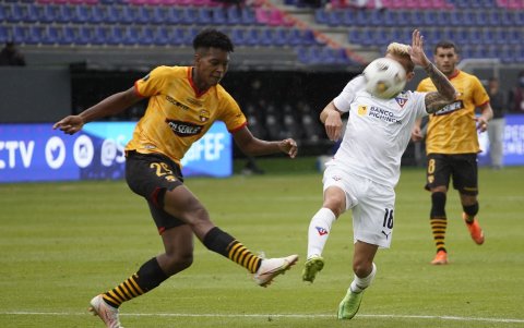 Joshue Quiñonez (i), defensa de Barcelona, es una de las alternativas para reemplazar a Riveros en caso de que no llegue al Clásico.