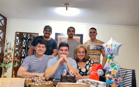 Isaac con sus padres y hermanos, entre ellos, Carlos Joel (derecha).