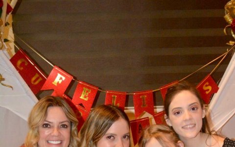 La presentadora con sus hijas.