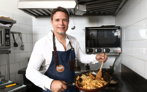 Óscar es aficionado a la cocina, las pastas son su especialidad.