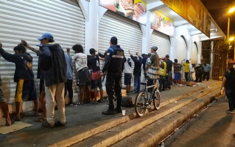 De acuerdo con la comunidad y la policía, a diario se producen peleas, por lo que constantemente se realizan los operativos. Cada vez acuden más jóvenes a este punto.