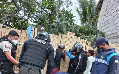 En varios puntos aledaños a la Red de Mercados se observa a personas consumiendo, pese a los controles.