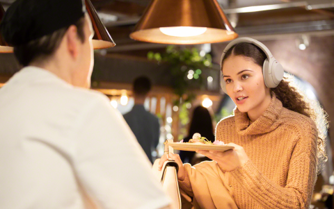 Puedes seguir con los audífonos puestos cuando hables con otras personas. Detectará tu voz y te permitirá escuchar lo que te rodea.