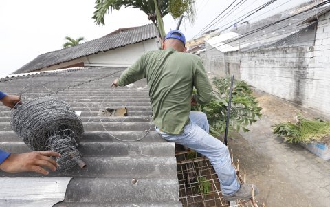 Algunos habitantes de la zona están colocando alambres de púas en los techos y paredes de sus casas.