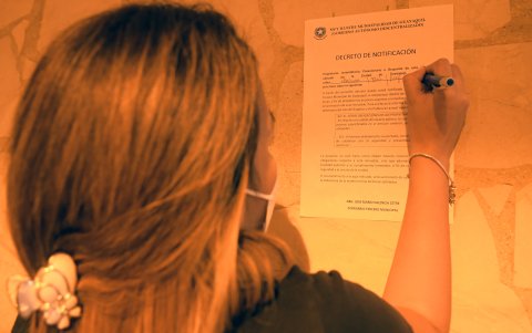 Las autoridades del Municipio de Guayaquil citan a los dueños de los predios cuyos portales no están iluminados.