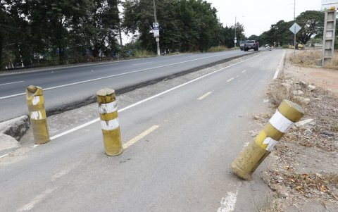Daños. Distintos bolardos presentan desgaste al igual que los reflectores.