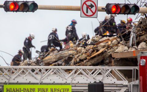 Equipos de rescate trabajan el 30 de junio en el edificio que colapsó parcialmente en Surfside, Florida, EE.UU. EFE/CRISTOBAL HERRERA-ULASHKEVICH