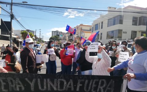 Simpatizantes y contrarios de Yunda se reúnen en los alrededores del TCE.