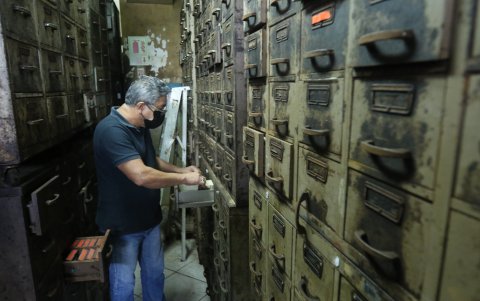 Registros. El archivo físico se está destruyendo, hay hojas que se están desintegrando.