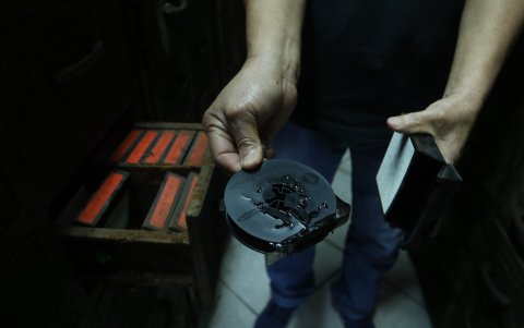 Microfilmes. Los archivos que están en microfilmes también se descomponen por los años y hasta emiten vapores que afectan la salud.