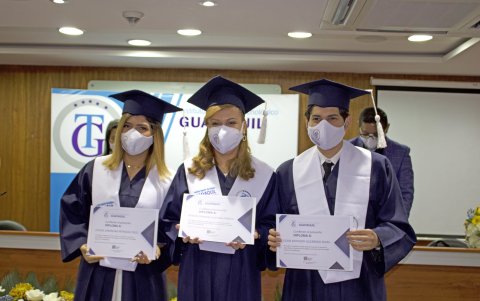 Un gripo de graduados del Instituto Superior Tecnológico Guayaquil obtuvo reconocimientos por su excelencia académica.
