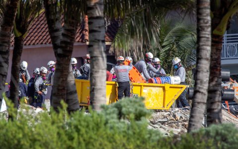 Los rescatistas continúan su trabajo dos semanas después del accidente.