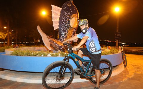 Protagonista. Gustavo Dalgo es el hombre que organiza los recorridos en el cantón.
