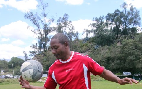 Diego Armando Calderón ya no es tan rápido, pero se ubica mucho mejor en la cancha. El dominio sigue intacto.