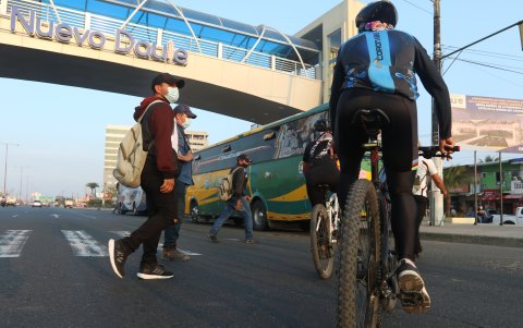 Hecho. Aunque hay personal de la CTE y semáforos cerca del paso peatonal, por la cantidad de vehículos que circulan por la avenida resulta complicado cruzar.