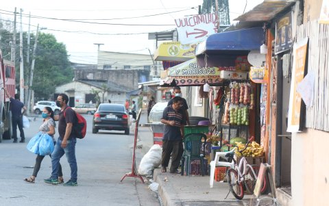 Las aceras. En ellas hay poco espacio para el caminante.