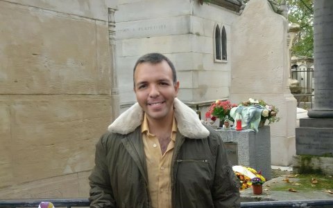 El autor de esta nota en el cementerio del Père-Lachaise (París) en la tumba de Morrison.