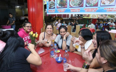 Dinamismo. Diferentes personas acuden al centro para tener ocio.