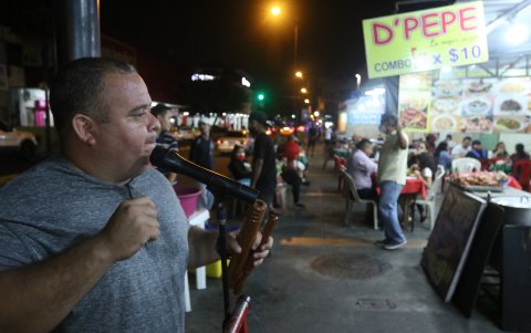 Música. Cantantes también le dan vida a la jornada.