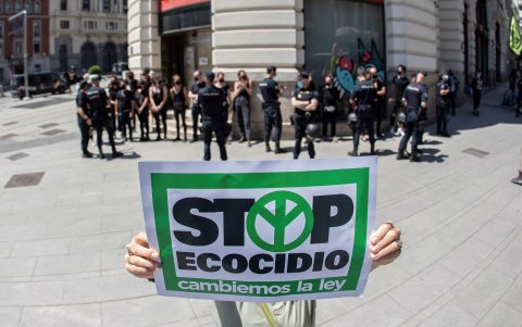 MADRID. Aupadas por protestas de diferentes ciudades del planeta, crece la posibilidad de que se reconozca el ecocidio.