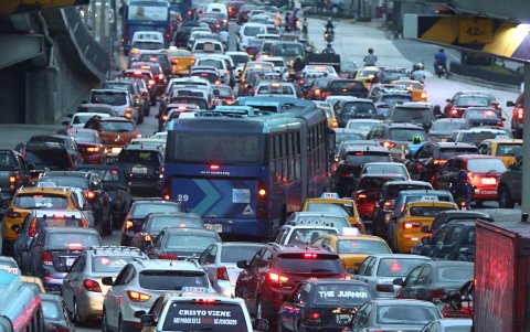 El hecho de que en Guayaquil se haya priorizado al vehículo ha caotizado la ciudad. A diario las calles lucen abarrotadas de autos, sin tener carriles o espacios para el peatón o el ciclista.