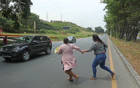En algunos puntos de Guayaquil, la falta de pasos peatonales pone en riesgo a los peatones..