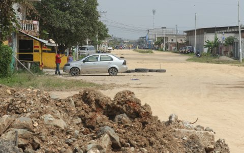 Durán. Solo en esa imagen, se observan tres problemáticas con las que la población convive a diario: la falta de agua, las calles en mal estado y la prácticamente nula regeneración urbana