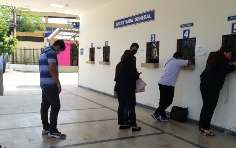En las ventanillas de la secretaría general de la Universidad de Guayaquil llegan muchos profesionales para tramitar sus títiulos.