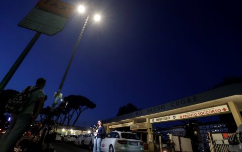 Roma.- Un equipo de periodistas, envían informes desde el policlínico donde el papa fue operado y donde convalece desde ayer de su cirugía.