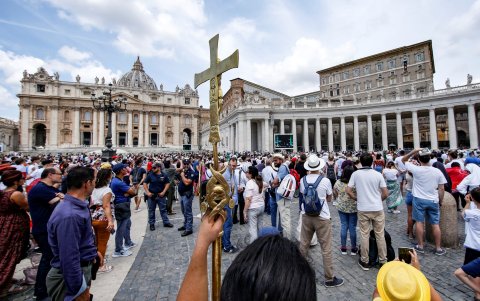 Roma. Cientos de feligreses asistieron la mañana de ayer al rezo dominical del Angelus, en la plaza de San Pedro del Vaticano, que fue presidido por Francisco.