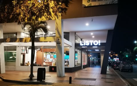 La tiende Listo opera en el Malecón, en los bajos del hotel River Garden