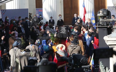 Santiago. Integrantes de la Convención Constituyente interrumpen la ceremonia de la sesión inaugural de la Convención Constitucional, en el antiguo Congreso Nacional.
