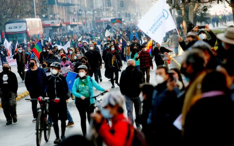 Santiago. Centenares asisten este domingo a una marcha convocada por distintas organizaciones sociales en las inmediaciones de plaza Baquedano, rebautizada popularmente como plaza de la Dignidad.