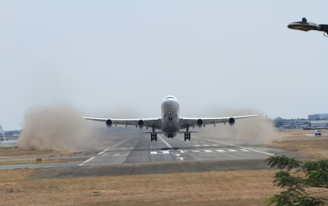 Referencial. La pista fue bloqueada para impedir el ingreso de un avión procedente de España que venía a recoger a 200 pasajeros.