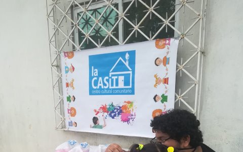 Los voluntarios llegan a estos sectores para ayudarlos también con refuerzo escolar.