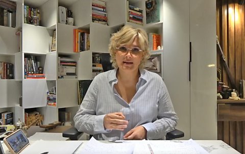 La alcaldesa Cynthia Viteri durante la rueda de prensa que ofreció tras el bloqueo en la pista del aeropuerto de Guayaquil.