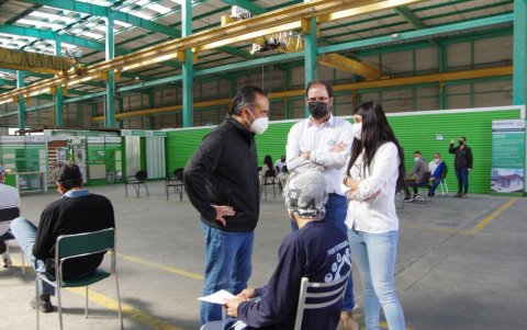 La empresa Kubiec compartió en redes sociales imágenes de la vacunación de sus trabajadores en su planta.