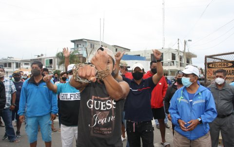 Hubo quienes se encadenaron en el sitio en señal de protesta.