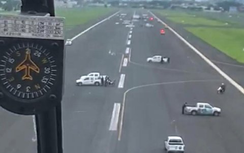 El 18 de marzo de 2020, la pista del aeropuerto de Guayaquil fue invadida por carros aparentemente municipales.