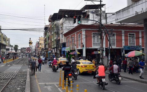 Peatones. Ellos son los más afectados. No hay quién los deje pasar, sobre todo en horas pico.